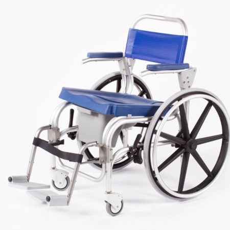 audaz-ajuda-cadeira-de-banho-e-sanitária-atlantic-rodas-traseiras-grandes